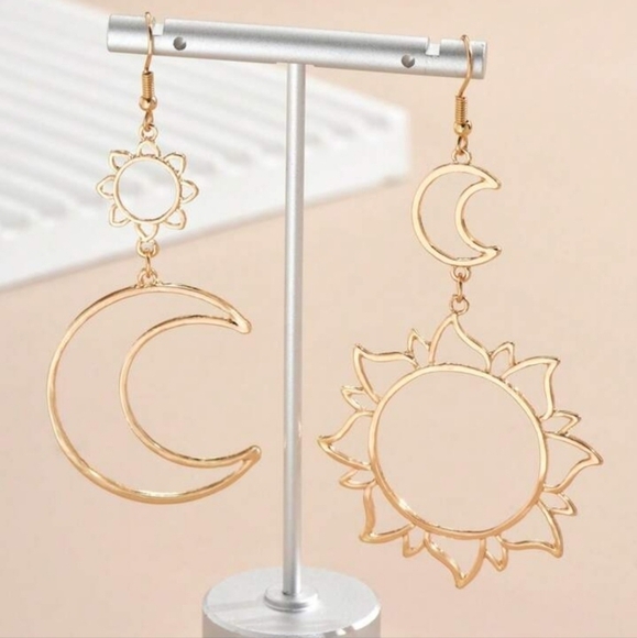 Metal Asymmetrical Golden Sun & Moon Dangle Drop Earrings - Picture 4 of 16